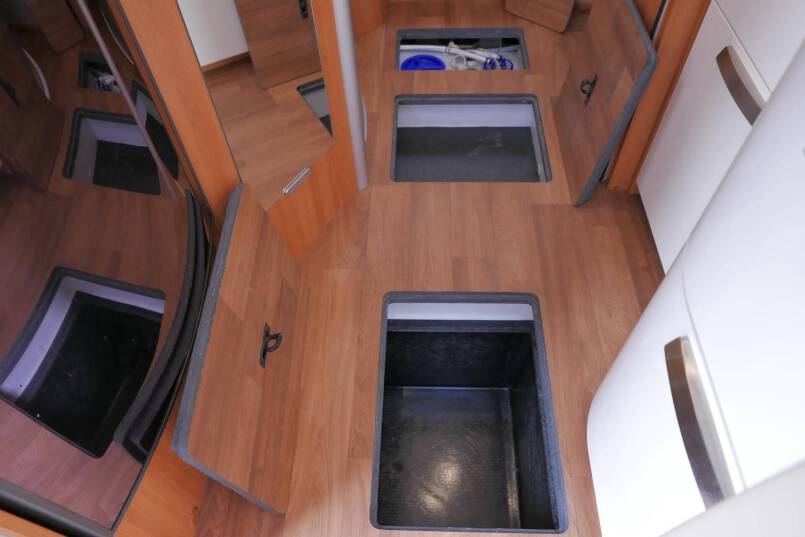 Hymer B 678 bovenkastjes Hymer  B 678 bovenkastjes 3.0 AUTOMAAT, Serra Grijs 46