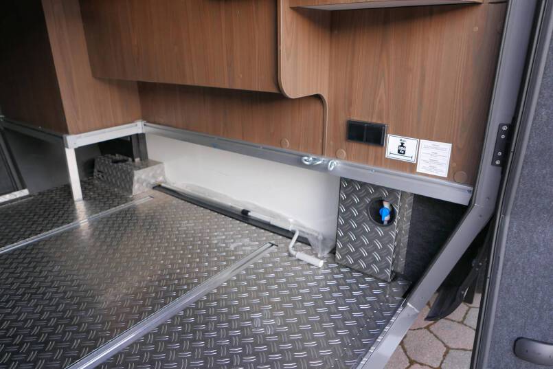 Hymer B-SL 708 SupremeLine Crystal Zilver AUTOMAAT, Queensbed, AL-DE 12