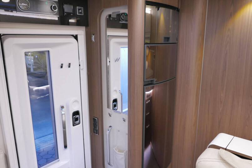 Hymer B-SL 708 SupremeLine Crystal Zilver AUTOMAAT, Queensbed, AL-DE 33