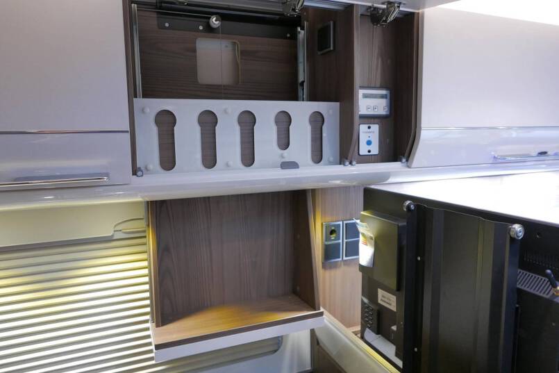 Hymer B-SL 708 SupremeLine Crystal Zilver AUTOMAAT, Queensbed, AL-DE 38