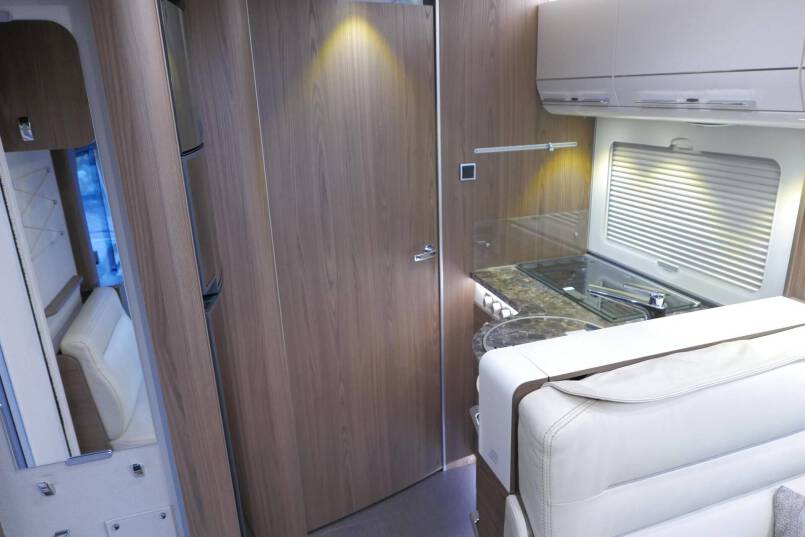 Hymer B-SL 708 SupremeLine Crystal Zilver AUTOMAAT, Queensbed, AL-DE 39