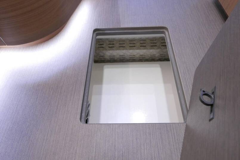 Hymer B-SL 708 SupremeLine Crystal Zilver AUTOMAAT, Queensbed, AL-DE 51