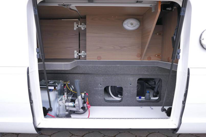 Hymer B-SL 704 SupremeLine Hymer  B-SL 704 SupremeLine  180 pk AUTOMAAT, levelsysteem, enkele bedden 17