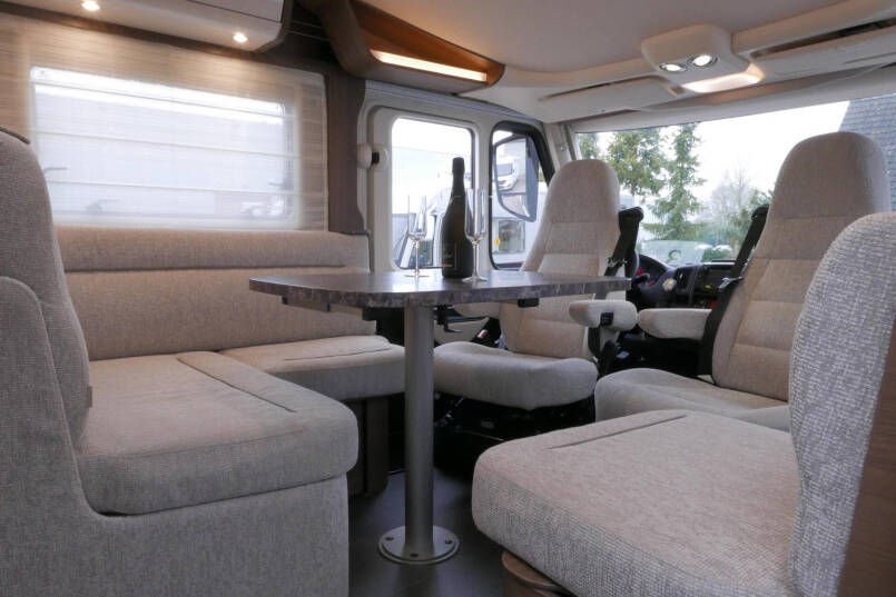 Hymer B-SL 704 SupremeLine Hymer  B-SL 704 SupremeLine  180 pk AUTOMAAT, levelsysteem, enkele bedden 27