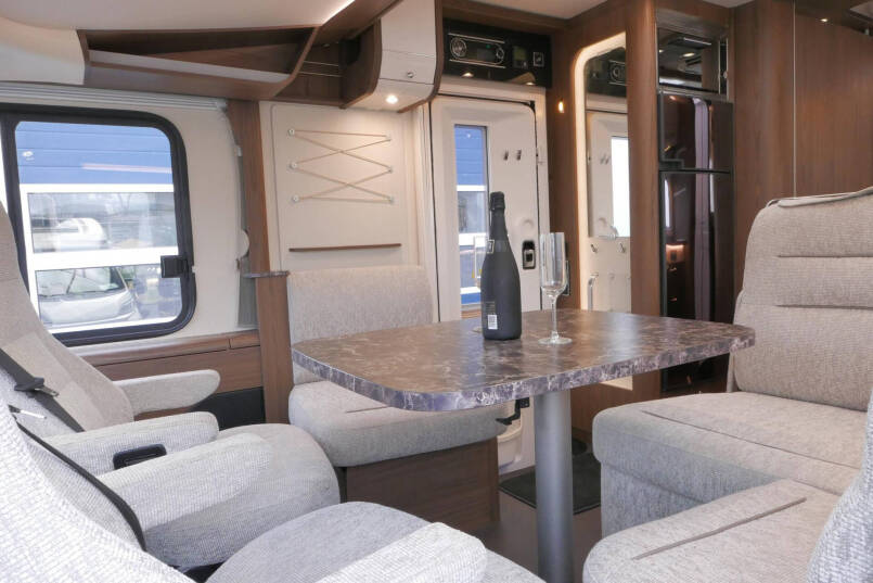 Hymer B-SL 704 SupremeLine Hymer  B-SL 704 SupremeLine  180 pk AUTOMAAT, levelsysteem, enkele bedden 29