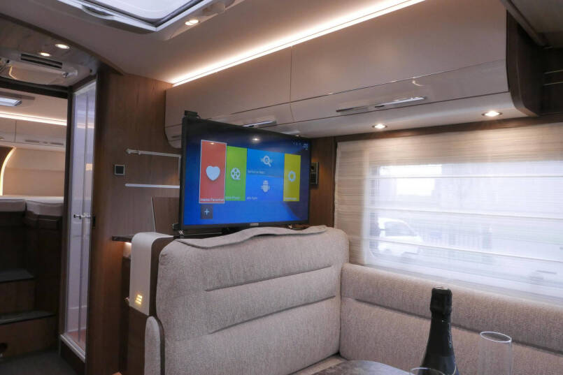 Hymer B-SL 704 SupremeLine Hymer  B-SL 704 SupremeLine  180 pk AUTOMAAT, levelsysteem, enkele bedden 31