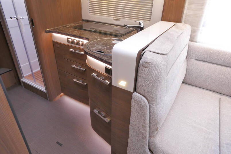 Hymer B-SL 704 SupremeLine Hymer  B-SL 704 SupremeLine  180 pk AUTOMAAT, levelsysteem, enkele bedden 33
