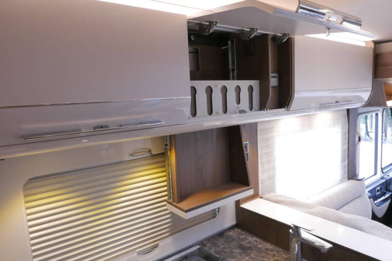 Hymer B-SL 704 SupremeLine Hymer  B-SL 704 SupremeLine  180 pk AUTOMAAT, levelsysteem, enkele bedden 34
