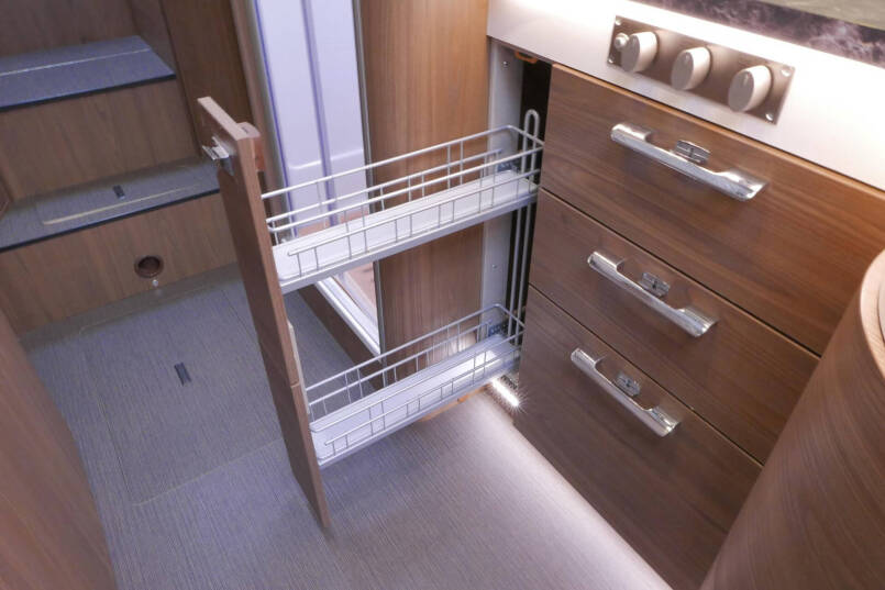 Hymer B-SL 704 SupremeLine Hymer  B-SL 704 SupremeLine  180 pk AUTOMAAT, levelsysteem, enkele bedden 37