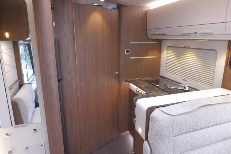 Hymer B-SL 704 SupremeLine Hymer  B-SL 704 SupremeLine  180 pk AUTOMAAT, levelsysteem, enkele bedden 39