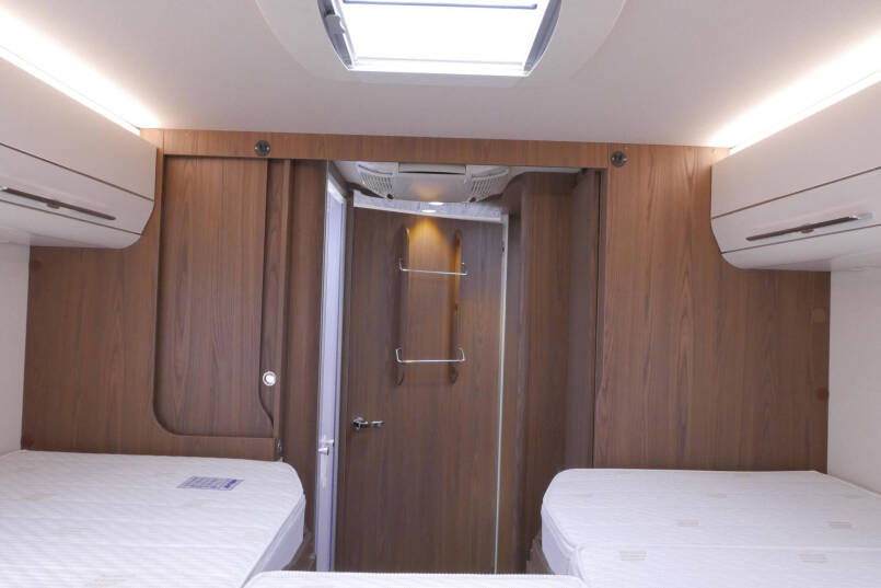 Hymer B-SL 704 SupremeLine Hymer  B-SL 704 SupremeLine  180 pk AUTOMAAT, levelsysteem, enkele bedden 44