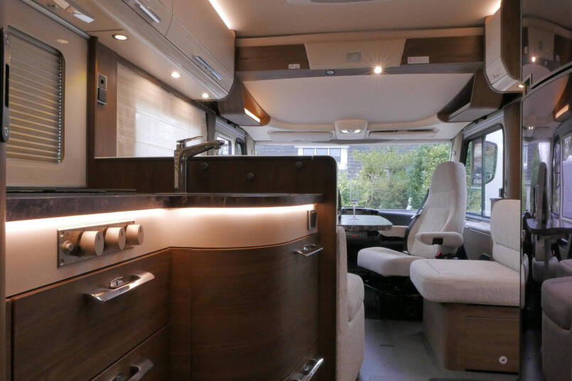 Hymer B-SL 704 SupremeLine Hymer  B-SL 704 SupremeLine  180 pk AUTOMAAT, levelsysteem, enkele bedden 52