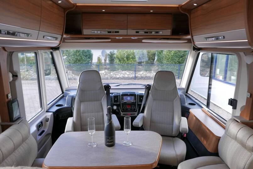 Hymer B 598 PremiumLine Hymer  B 598 PremiumLine  180 pk AUTOMAAT, bovenkastjes, Queensbed, levelsysteem 26
