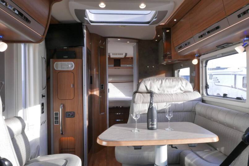 Hymer B 598 PremiumLine Hymer  B 598 PremiumLine  180 pk AUTOMAAT, bovenkastjes, Queensbed, levelsysteem 31