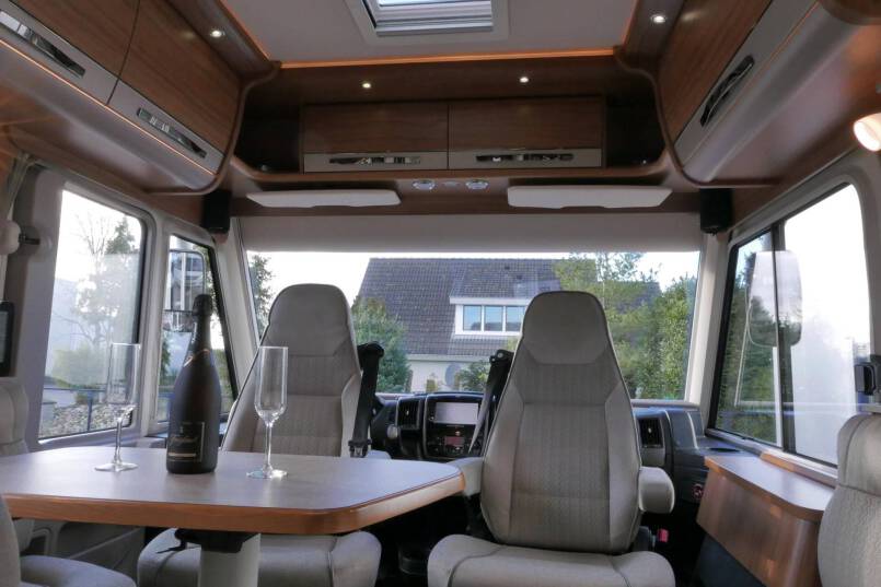 Hymer B 598 PremiumLine Hymer  B 598 PremiumLine  180 pk AUTOMAAT, bovenkastjes, Queensbed, levelsysteem 33
