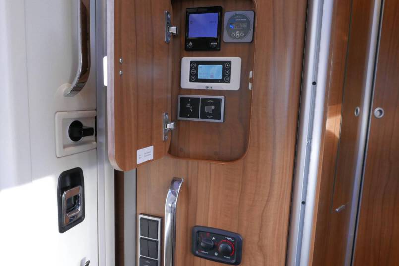 Hymer B 598 PremiumLine Hymer  B 598 PremiumLine  180 pk AUTOMAAT, bovenkastjes, Queensbed, levelsysteem 37