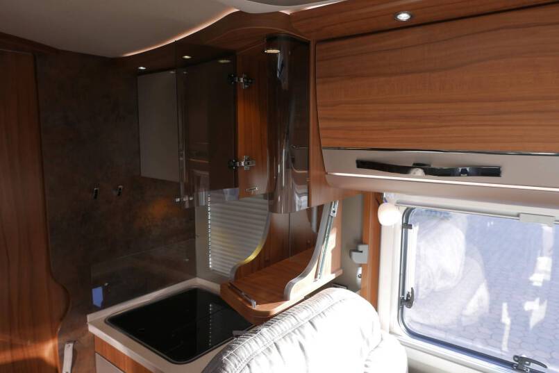 Hymer B 598 PremiumLine Hymer  B 598 PremiumLine  180 pk AUTOMAAT, bovenkastjes, Queensbed, levelsysteem 40