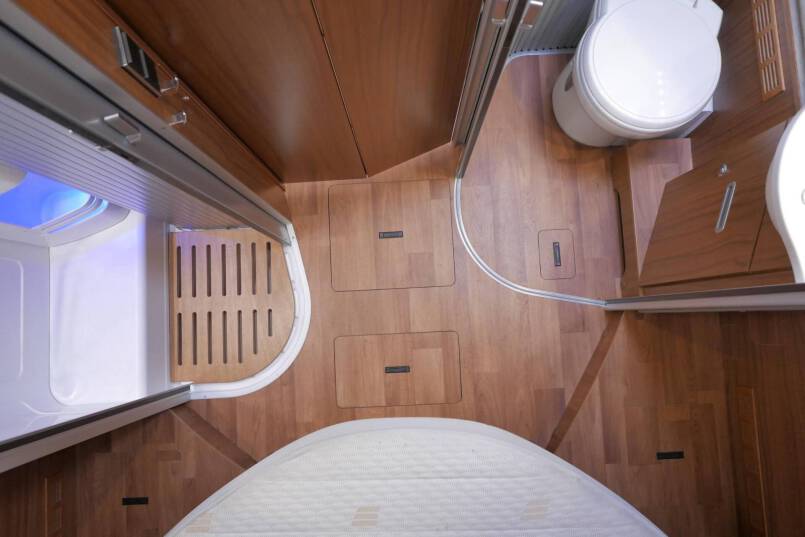 Hymer B 598 PremiumLine Hymer  B 598 PremiumLine  180 pk AUTOMAAT, bovenkastjes, Queensbed, levelsysteem 46