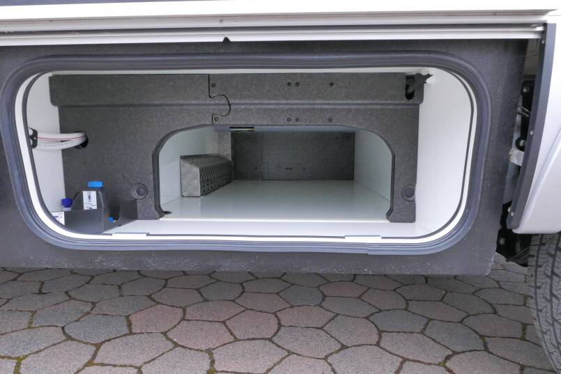 Hymer BMC-I 680 Crystal Zilver Hymer  BMC-I 680 Crystal Zilver 9G AUTOMAAT 177PK, 5 zitplaatsen, Mercedes Benz 12