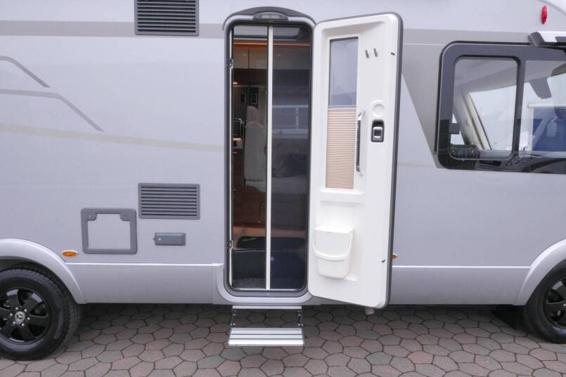 Hymer BMC-I 680 Crystal Zilver Hymer  BMC-I 680 Crystal Zilver 9G AUTOMAAT 177PK, 5 zitplaatsen, Mercedes Benz 14