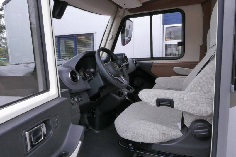 Hymer BMC-I 680 Crystal Zilver Hymer  BMC-I 680 Crystal Zilver 9G AUTOMAAT 177PK, 5 zitplaatsen, Mercedes Benz 17