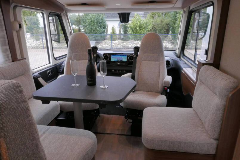 Hymer BMC-I 680 Crystal Zilver Hymer  BMC-I 680 Crystal Zilver 9G AUTOMAAT 177PK, 5 zitplaatsen, Mercedes Benz 22