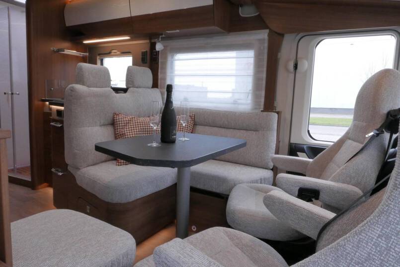 Hymer BMC-I 680 Crystal Zilver Hymer  BMC-I 680 Crystal Zilver 9G AUTOMAAT 177PK, 5 zitplaatsen, Mercedes Benz 23
