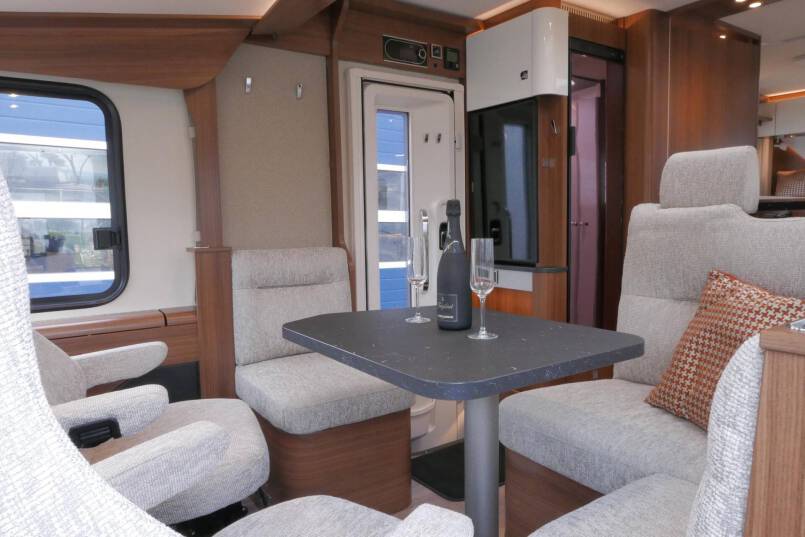 Hymer BMC-I 680 Crystal Zilver Hymer  BMC-I 680 Crystal Zilver 9G AUTOMAAT 177PK, 5 zitplaatsen, Mercedes Benz 24