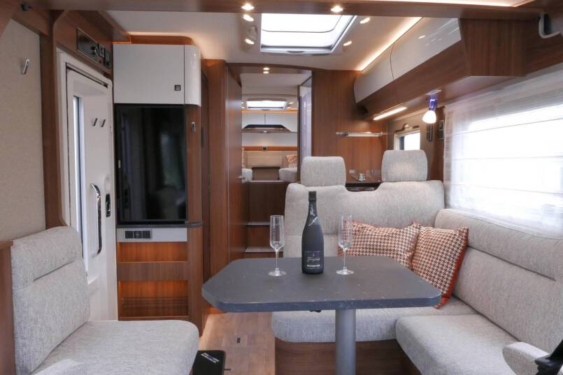 Hymer BMC-I 680 Crystal Zilver Hymer  BMC-I 680 Crystal Zilver 9G AUTOMAAT 177PK, 5 zitplaatsen, Mercedes Benz 25
