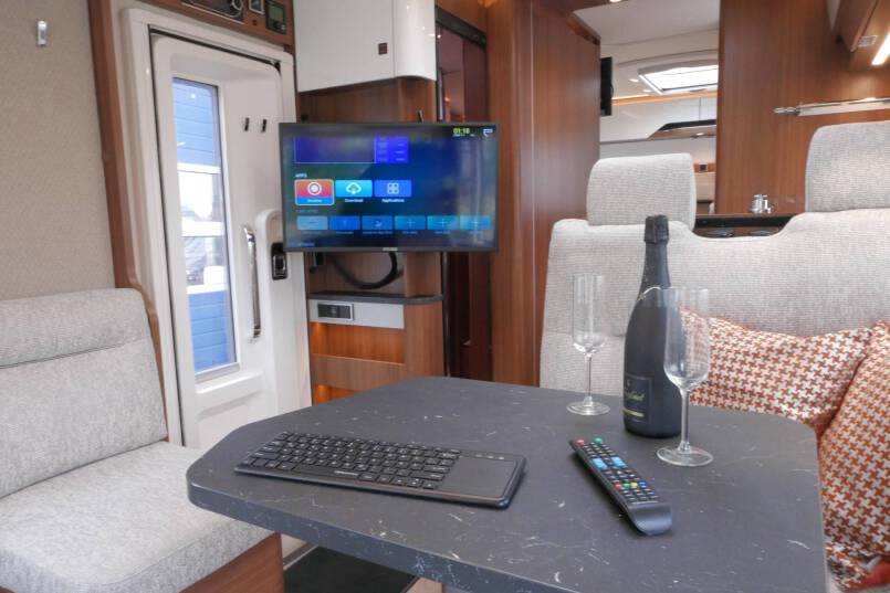 Hymer BMC-I 680 Crystal Zilver Hymer  BMC-I 680 Crystal Zilver 9G AUTOMAAT 177PK, 5 zitplaatsen, Mercedes Benz 27