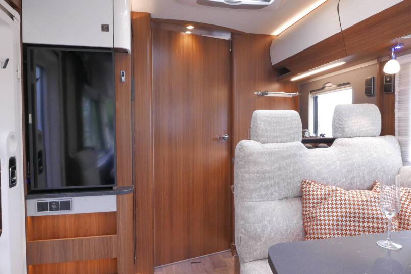 Hymer BMC-I 680 Crystal Zilver Hymer  BMC-I 680 Crystal Zilver 9G AUTOMAAT 177PK, 5 zitplaatsen, Mercedes Benz 31
