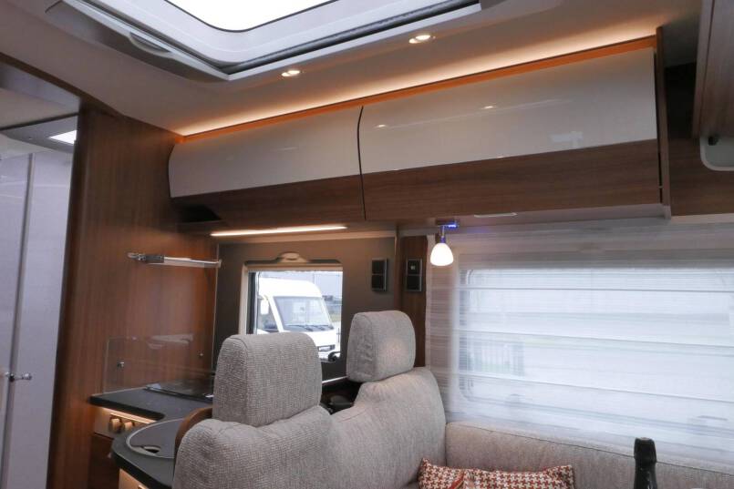Hymer BMC-I 680 Crystal Zilver Hymer  BMC-I 680 Crystal Zilver 9G AUTOMAAT 177PK, 5 zitplaatsen, Mercedes Benz 32