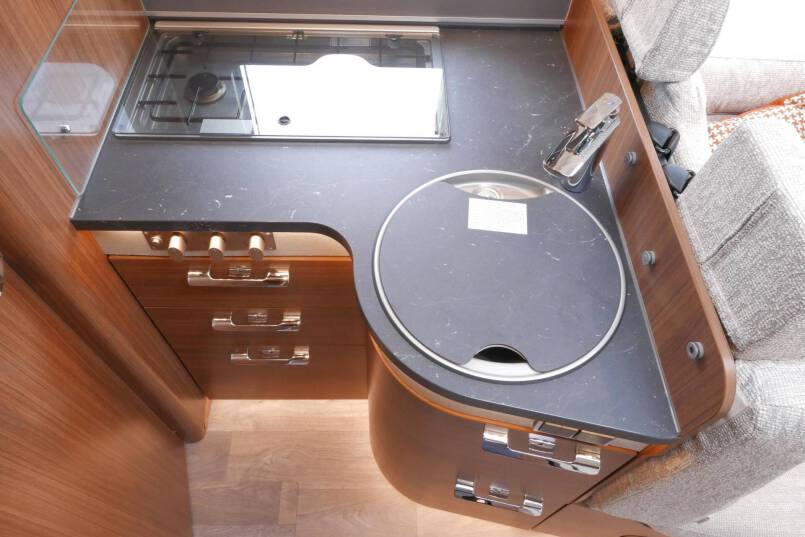 Hymer BMC-I 680 Crystal Zilver Hymer  BMC-I 680 Crystal Zilver 9G AUTOMAAT 177PK, 5 zitplaatsen, Mercedes Benz 33