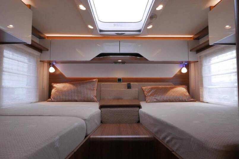Hymer BMC-I 680 Crystal Zilver Hymer  BMC-I 680 Crystal Zilver 9G AUTOMAAT 177PK, 5 zitplaatsen, Mercedes Benz 36