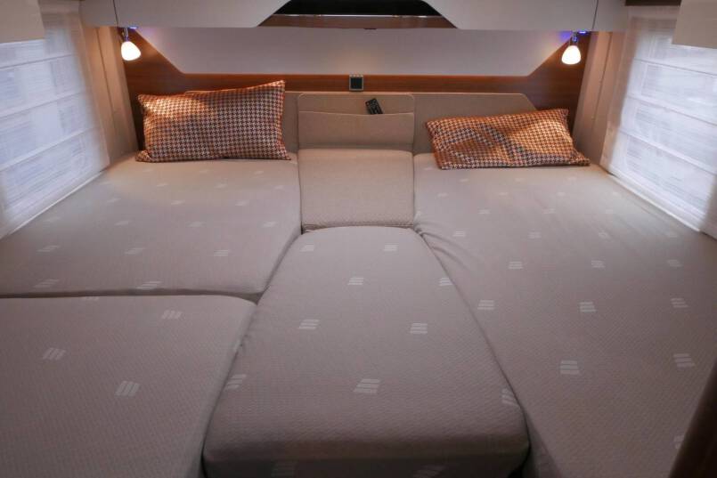 Hymer BMC-I 680 Crystal Zilver Hymer  BMC-I 680 Crystal Zilver 9G AUTOMAAT 177PK, 5 zitplaatsen, Mercedes Benz 37