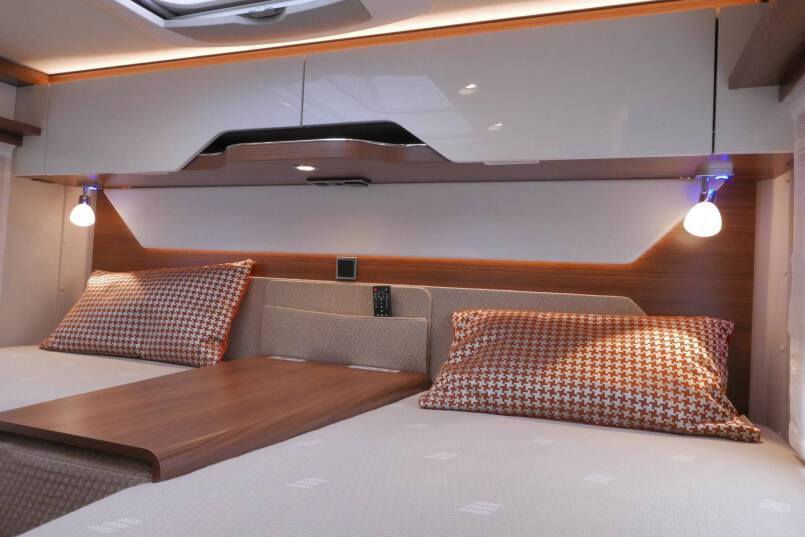 Hymer BMC-I 680 Crystal Zilver Hymer  BMC-I 680 Crystal Zilver 9G AUTOMAAT 177PK, 5 zitplaatsen, Mercedes Benz 38
