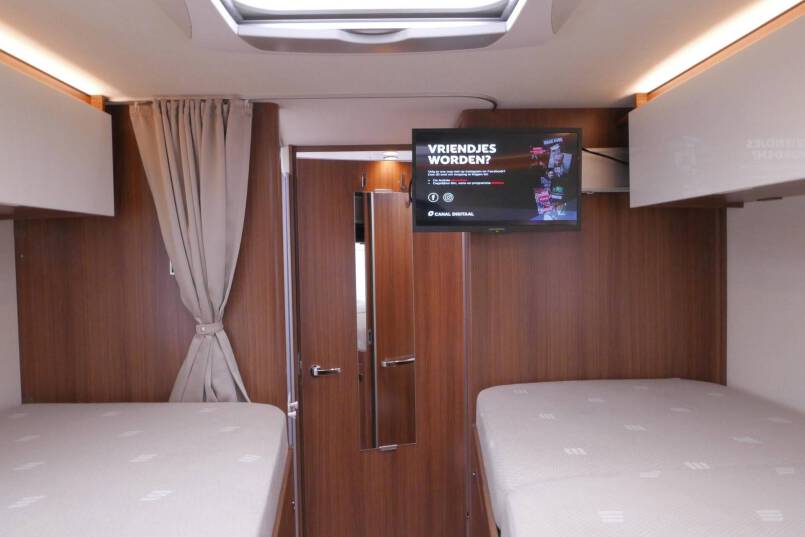 Hymer BMC-I 680 Crystal Zilver Hymer  BMC-I 680 Crystal Zilver 9G AUTOMAAT 177PK, 5 zitplaatsen, Mercedes Benz 39