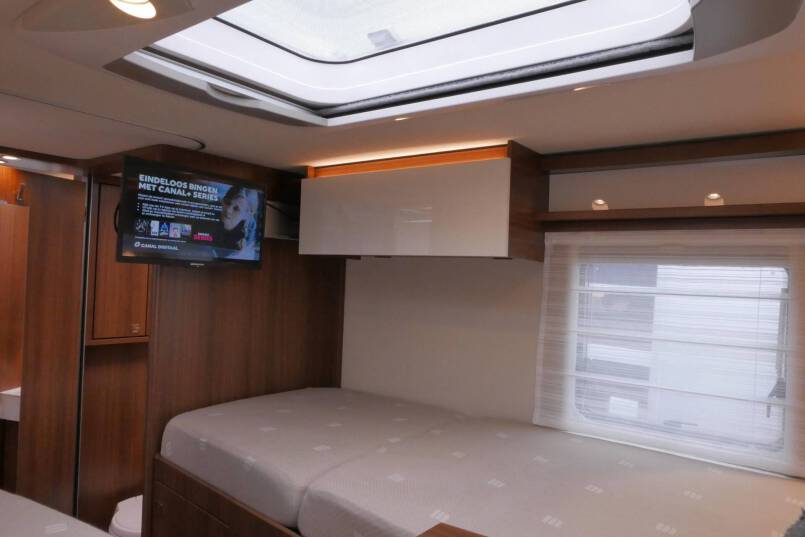Hymer BMC-I 680 Crystal Zilver Hymer  BMC-I 680 Crystal Zilver 9G AUTOMAAT 177PK, 5 zitplaatsen, Mercedes Benz 40