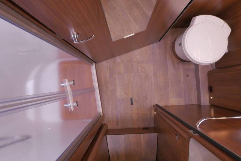 Hymer BMC-I 680 Crystal Zilver Hymer  BMC-I 680 Crystal Zilver 9G AUTOMAAT 177PK, 5 zitplaatsen, Mercedes Benz 41