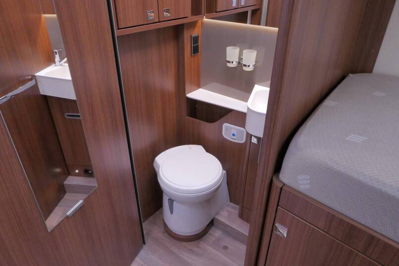 Hymer BMC-I 680 Crystal Zilver Hymer  BMC-I 680 Crystal Zilver 9G AUTOMAAT 177PK, 5 zitplaatsen, Mercedes Benz 42