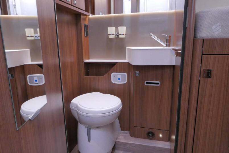 Hymer BMC-I 680 Crystal Zilver Hymer  BMC-I 680 Crystal Zilver 9G AUTOMAAT 177PK, 5 zitplaatsen, Mercedes Benz 43