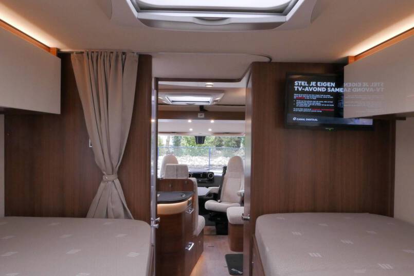 Hymer BMC-I 680 Crystal Zilver Hymer  BMC-I 680 Crystal Zilver 9G AUTOMAAT 177PK, 5 zitplaatsen, Mercedes Benz 45