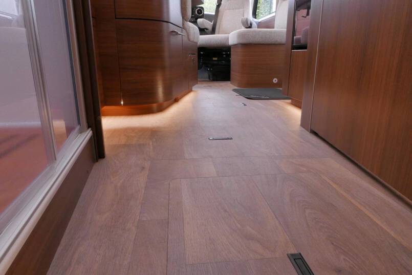 Hymer BMC-I 680 Crystal Zilver Hymer  BMC-I 680 Crystal Zilver 9G AUTOMAAT 177PK, 5 zitplaatsen, Mercedes Benz 46