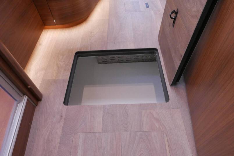 Hymer BMC-I 680 Crystal Zilver Hymer  BMC-I 680 Crystal Zilver 9G AUTOMAAT 177PK, 5 zitplaatsen, Mercedes Benz 47