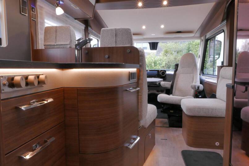 Hymer BMC-I 680 Crystal Zilver Hymer  BMC-I 680 Crystal Zilver 9G AUTOMAAT 177PK, 5 zitplaatsen, Mercedes Benz 49