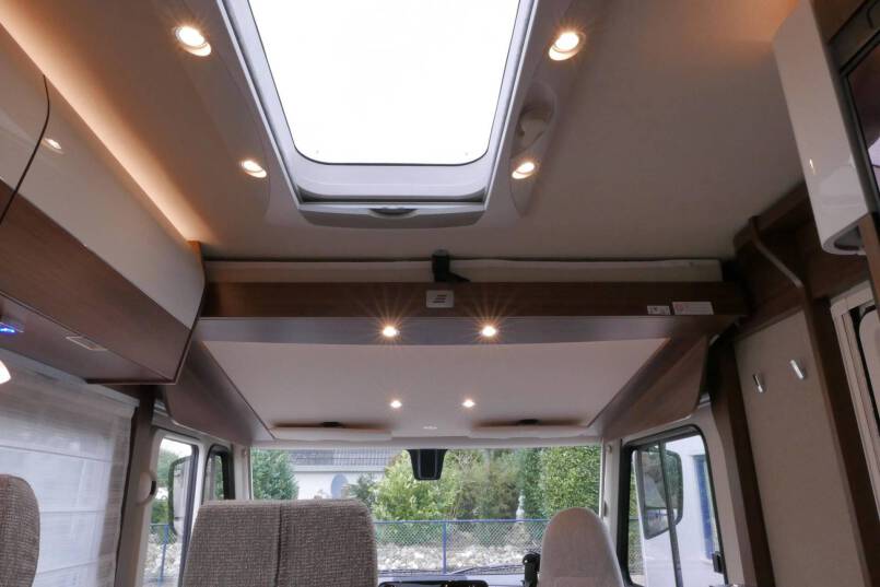 Hymer BMC-I 680 Crystal Zilver Hymer  BMC-I 680 Crystal Zilver 9G AUTOMAAT 177PK, 5 zitplaatsen, Mercedes Benz 50