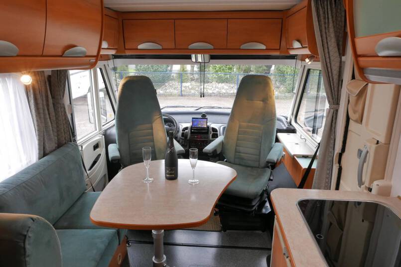 Hymer B 674 G Elegance Zilver AUTOMAAT, BOVENKASTJES, enkele bedden 17