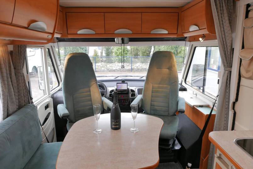 Hymer B 674 G Elegance Zilver AUTOMAAT, BOVENKASTJES, enkele bedden 18