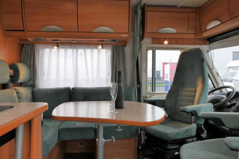 Hymer B 674 G Elegance Zilver AUTOMAAT, BOVENKASTJES, enkele bedden 19