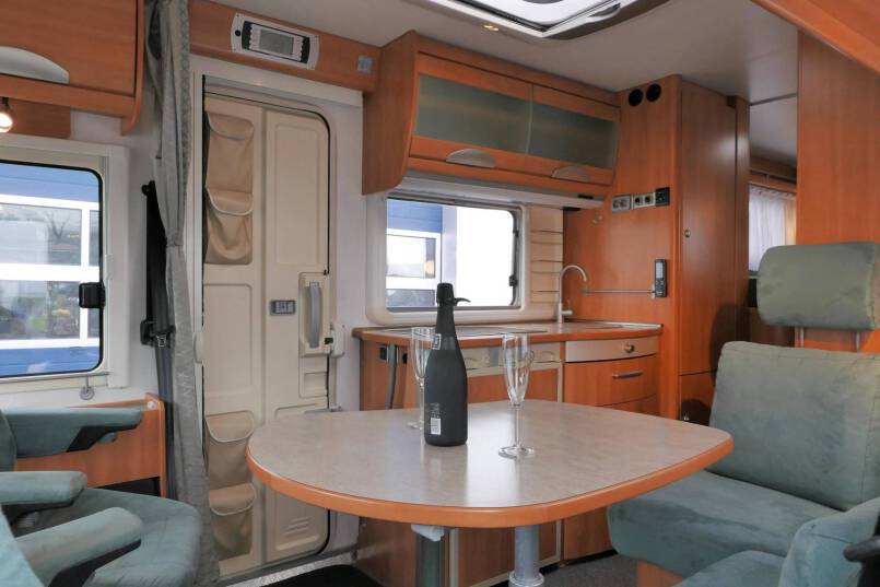 Hymer B 674 G Elegance Zilver AUTOMAAT, BOVENKASTJES, enkele bedden 21